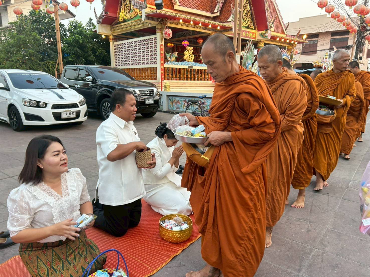 title - ส.ป.ก.ยโสธร ร่วมกิจกรรมทำบุญตักบาตรย้อนยุค วิถีถิ่น วิถีไทย ณ ถนนคนเดินยโสธร เมืองเก่าบ้านสิงห์ท่า ประจำปีงบประมาณ พ.ศ. 2569